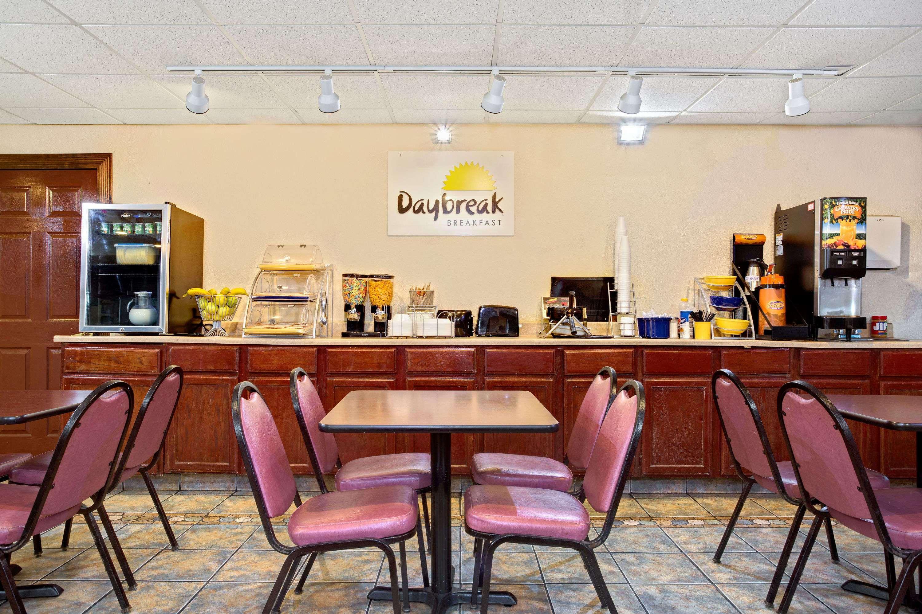Days Inn By Wyndham Sharonville Bagian luar foto